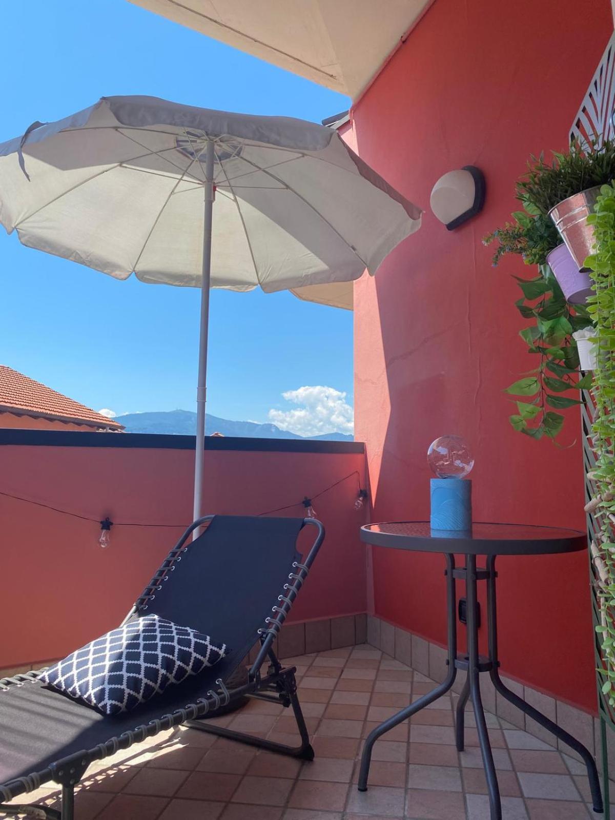 La Casa Al Lago, Reno Di Leggiuno Apartment Exterior photo